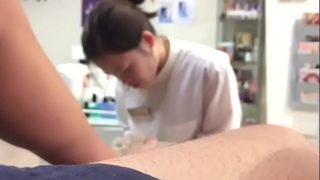 Cara com tesao se masturba gozando na frente da pedicure – www-pornosete.com