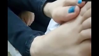 【成人论坛】杭州出差800元包个清纯大学生妹子先口交再用性感小脚撸射2