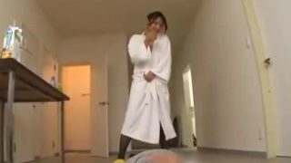 全裸でＭ字開脚放尿