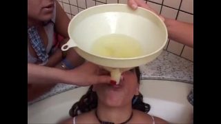 外人　飲尿いじめ