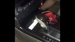 火爆網紅鹿少女地下車庫車壞請帥哥修車，車內激情啪啪對白清晰呻吟刺激