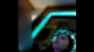 身材顏值超極品的美女和幾個男同事KTV唱歌時被灌醉,出租車上玩弄