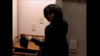 飢えた人妻がセールスマンと獣のようなセックス