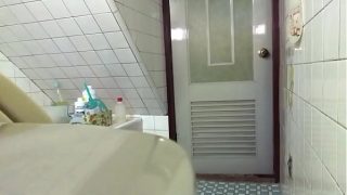 (高清)初三一早再次偷拍20到歲異男室友尿尿 Part 4!!!