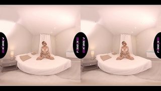 PORNBCN Smartphone Realidad virtual, la milf Gina Snake se masturba para ti . VR