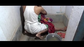 ससुर ने बहू के साथ किया सेक्स बाथरूम में