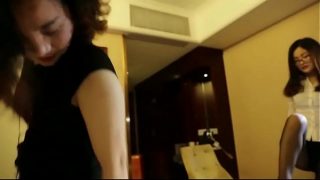 三个霸气女王轮流上阵调教，滴蜡舔B喝尿样样不拉下