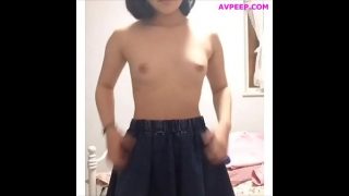 小さな胸を示す若い女の子