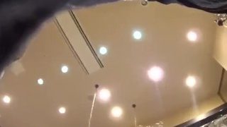 彼氏と一緒の美女のスカートを逆さ撮りパンチラでGO