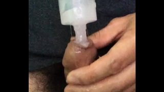 用注射器將潤滑劑注入尿道 2