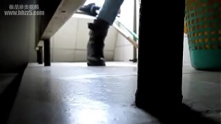 [经典]厕所偷.拍还摸逼女的吓了一大跳【国语普通话】
