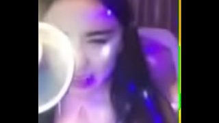 网红女主播喝高了一言不合把衣服都脱了让大家饱眼福