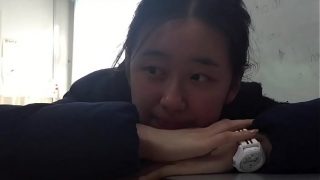 网络疯传的17岁少女如厕视频 外表稚嫩骚逼发育的很成熟
