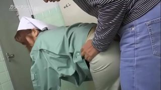 美人掃除婦が小便している僕のチンコも大掃除してくれた