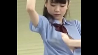 見えた！熱いのでブラを脱いだJKの巨乳乳首