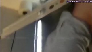 90后情侣高铁卫生间激情啪啪不雅视频