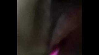 人妻私處放入昆蟲痕癢難耐更興奮