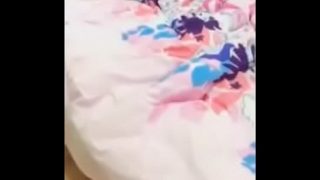 姐姐自慰不满足想要被操偷偷掀开表弟被子吃硬JJ后坐上面淫叫：你好大,我要,干死我!