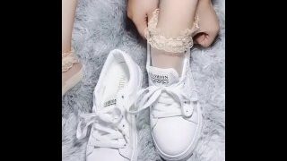 白皙美足小姐姐，换上超性感丝袜